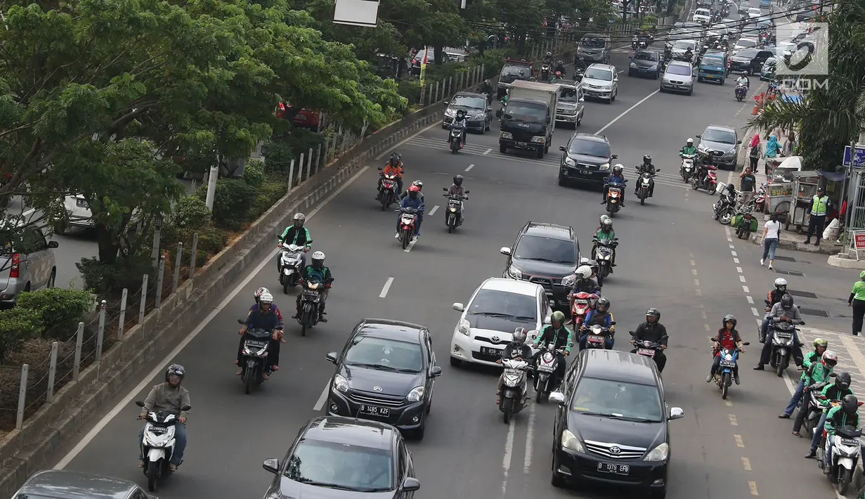 Kendaraan melintas di Jalan Margonda Raya, Depok, Jawa Barat, Jumat (18/8). BPTJ mengeluarkan rekomendasi perluasan pelarangan motor di Jakarta dan kota-kota di sekitarnya, salah satunya di Jalan Margonda, Depok. (Liputan6.com/Immanuel Antonius)