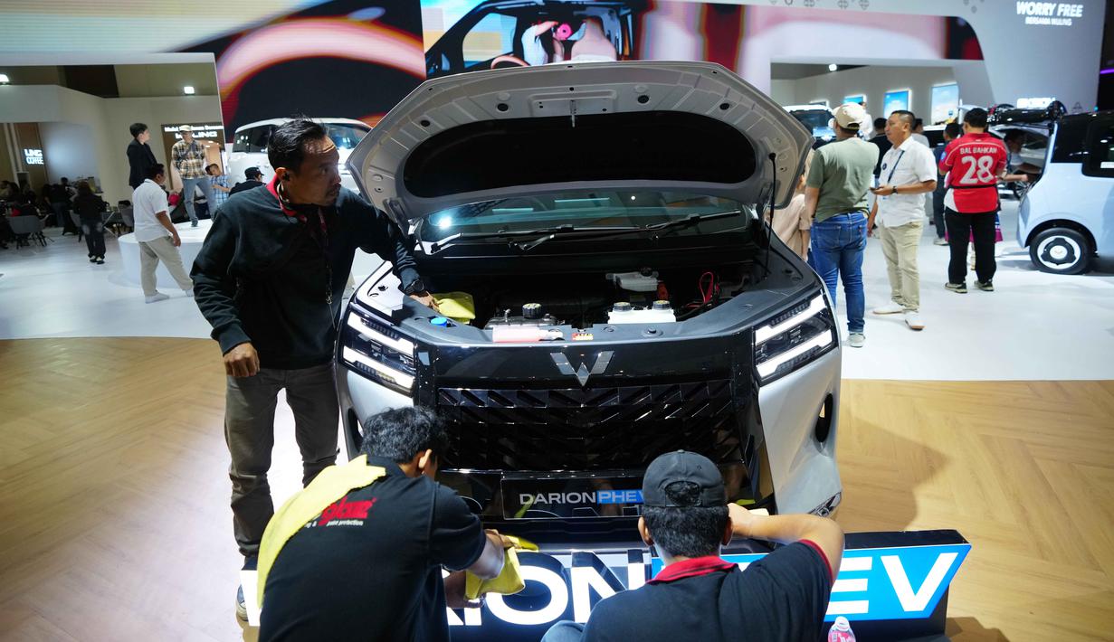 Hal ini seiring meningkatnya penggunaan kendaraan ramah lingkungan, mobil listrik menjadi salah satu segmen yang paling mencuri perhatian sepanjang perhelatan IIMS 2026. Tampak dalam foto, para pekerja mempersiapkan booth Wuling, saat Indonesia International Motor Show di Jakarta, Sabtu 7 Februari 2026. (AP Photo/Tatan Syuflana)