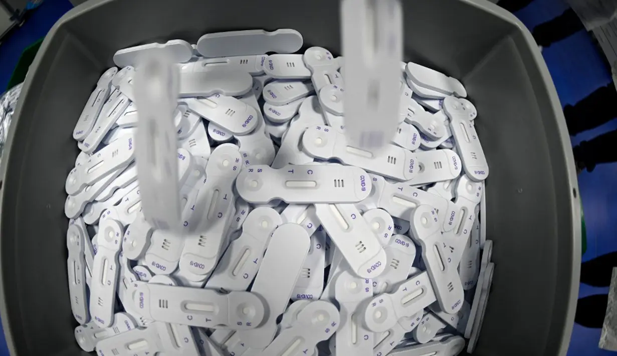 Alat tes mandiri COVID-19 diproduksi di perusahaan bioteknologi inovatif NG Biotech, Guipry-Messac, Prancis, 13 Januari 2022. Sebuah perusahaan bioteknologi inovatif asal Prancis, NG Biotech, mengembangkan dan memproduksi alat tes mandiri COVID-19. (Damien MEYER/AFP)