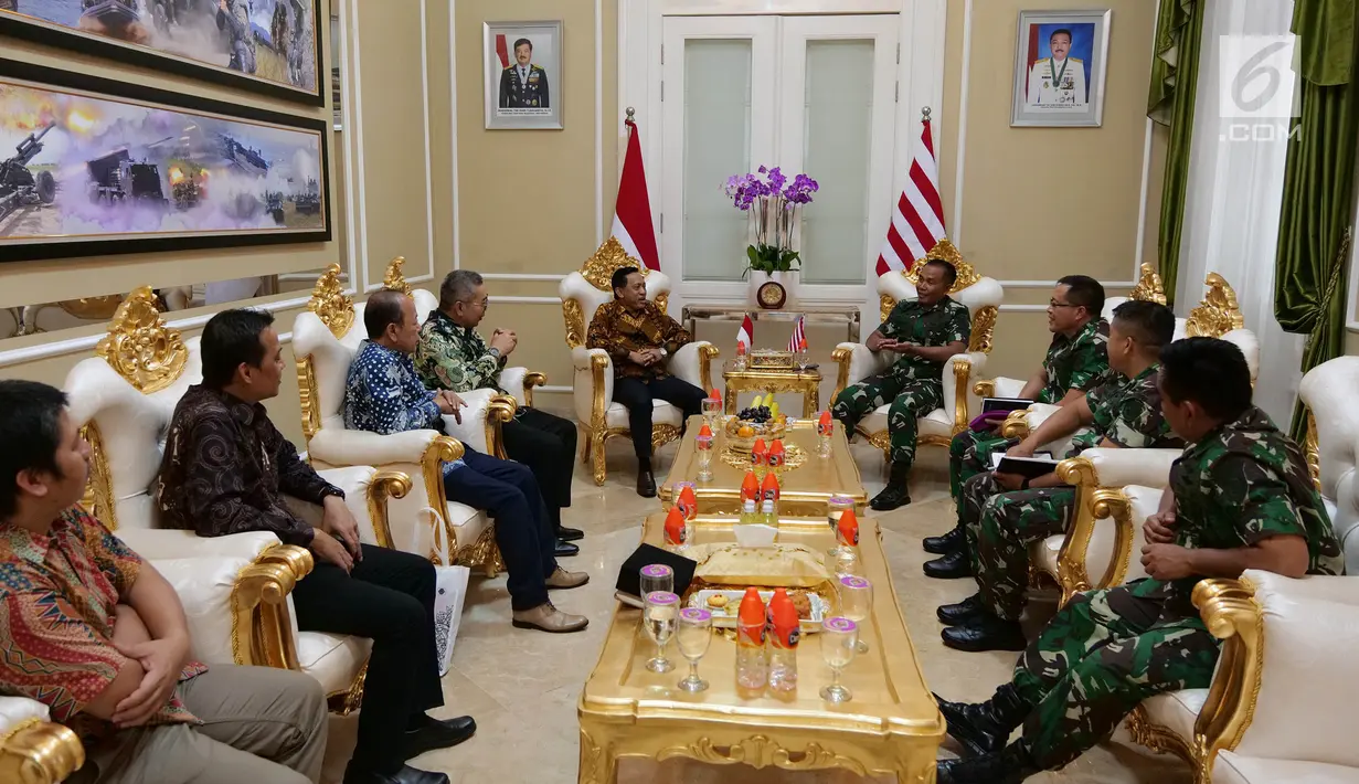 Suasana silaturahmi SCM/Emtek Group Audiensi di Markas Komando Korps Marinir, Jakarta, Kamis (26/9/2019). PT EMTEK Tbk/SCM bersilaturahmi dengan Komandan Korps Marinir dan staf, untuk memelihara dan kembali membangun kerjasama antara Emtek dan Korps Marinir. (Liputan6.com/Herman Zakharia)