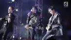 Aksi Fildan duet dengan Piyu (gitaris), Makki (bass), Posan (Drum), Dmitriev (Biola) dalam Grand Final Dangdut Academy 4 (D'Academy 4) di Studio 5 Indosiar, Jakarta, Jumat (19/5). (Liputan6.com/Faizal Fanani)