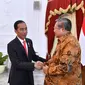 Presiden Joko Widodo bersalaman dengan Presiden RI ke-6 Susilo Bambang Yudhoyono di Istana Merdeka, Jakarta,  Jumat (27/10). Pertemuan antara Jokowi dan Ketum Partai Demokrat itu berlangsung pada pukul 14.09 WIB. (Laily Rachev / Biro Pers Setpres)