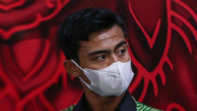 Pesepakbola Pratama Arhan saat menghadiri jumpa pers menjelang keberangkatan menuju Jepang di kantor PSSI, Jakarta, Jumat (4/3/2022). Pratama Arhan yang sebelumnya bermain untuk PSIS Semarang resmi bergabung ke klub bola Jepang (J League), Tokyo Verdy. (Liputan6.com/Herman Zakharia)