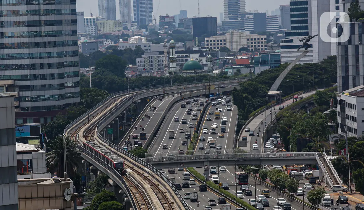 Rangkaian kereta LRT Jabodebek saat melintas di kawasan Pancoran, Jakarta, Selasa (26/11/2024). (Liputan6.com/Angga Yuniar)