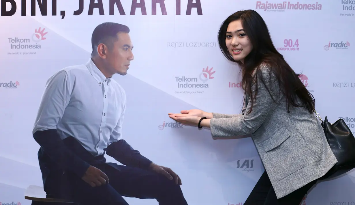Isyana Sarasvati terlihat 'excited' menghadiri konser Rio Febrian di Balai Sarbini, Jakarta Selatan pada Rabu (12/8/2015). (Galih W. Satria/Bintang.com)