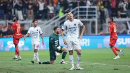 Pemain Persita Tangerang, Tamirlan Kozubaev, tampak kecewa setelah ditaklukkan Persija Jakarta dalam laga pekan pertama BRI Super League 2025/2026 di Jakarta International Stadium (JIS), Minggu (10/8/2025) malam WIB. (Bola.com/M Iqbal Ichsan)