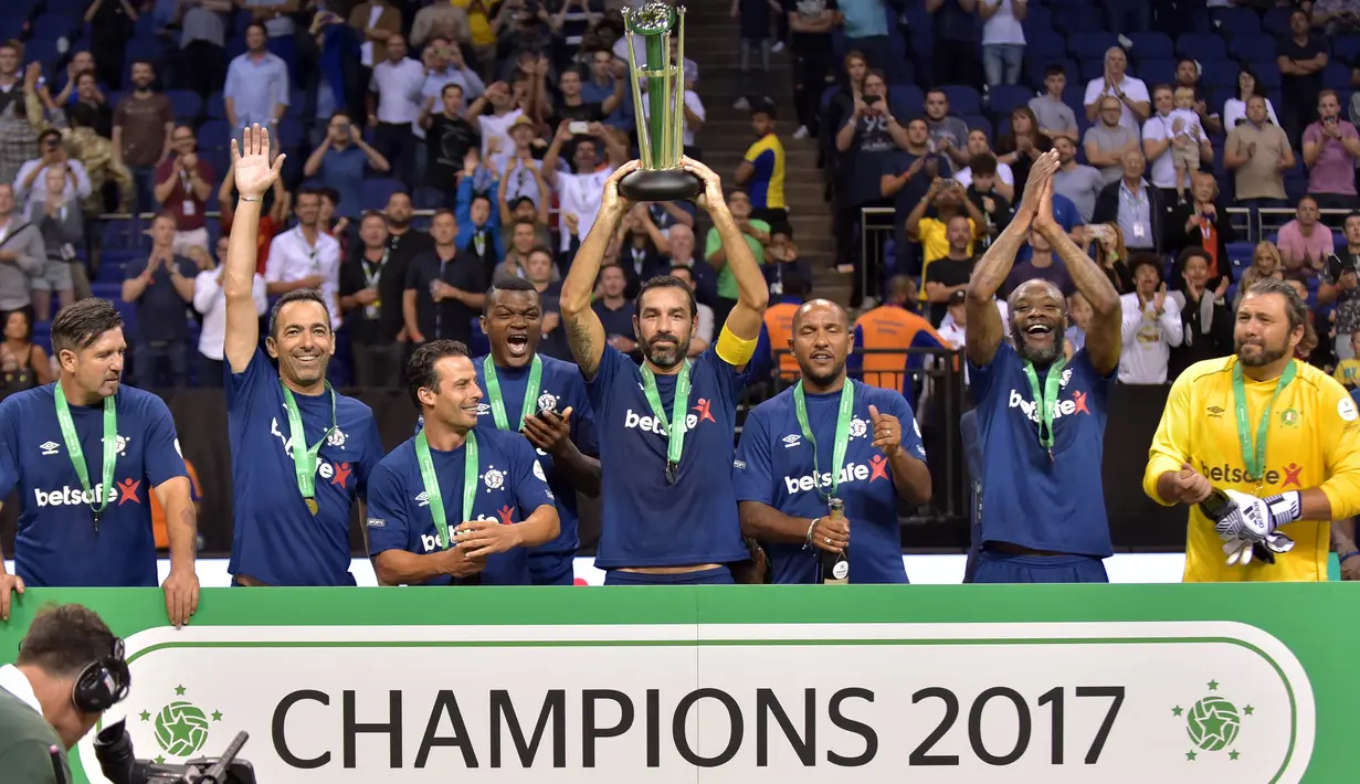 Para pemain Prancis mengangkat trofi turnamen Star Sixes usai mengalahkan Denmark di O2 Arena di London (16/7). (AFP Photo/Olly Greenwood)