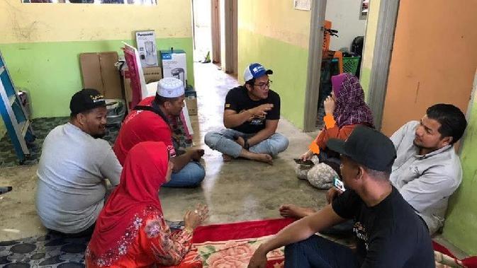 Anak punguti makanan sisa (Sumber: The Express Viral)