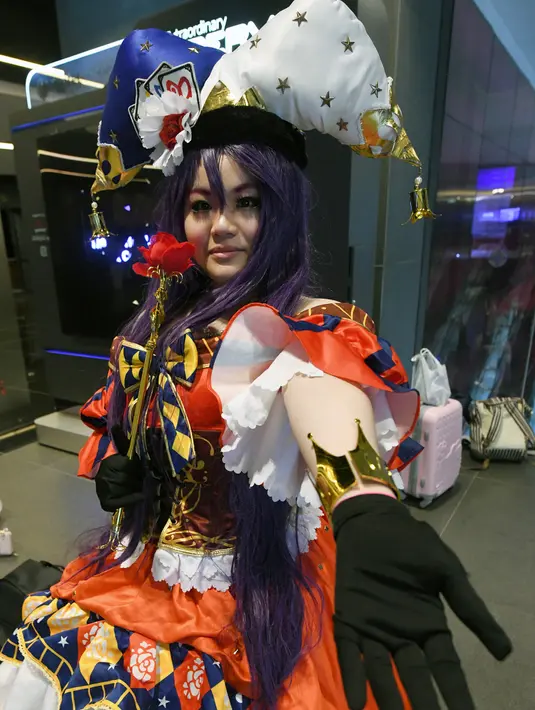 Seorang cosplayer berpose pada hari pertama Festival Anime Asia di Singapura (29/11/2019). Cosplay  merupakan "permainan kostum" yang berasal dari Jepang dengan pengikut sekte yang sekarang mendunia. (AFP Photo/Roslan Rahman)