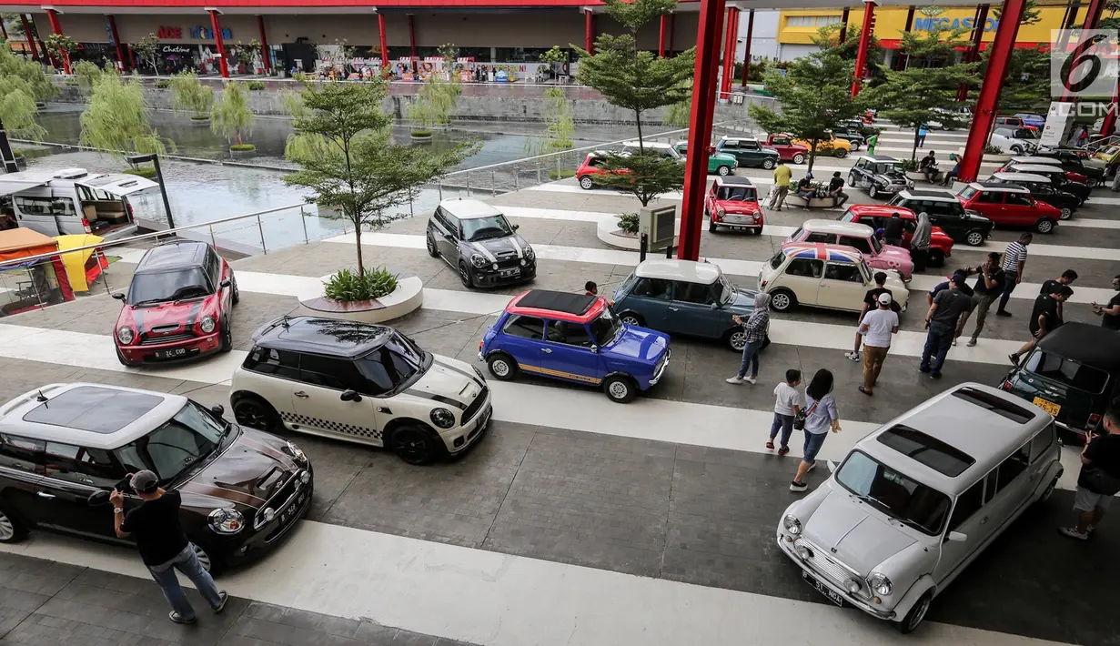 Deretan mobil Mini klasik dan terbaru pada Indonesia Mini Day 2018 di QBig BSD, Tangerang, Sabtu (15/12). Ratusan mobil Mini dari berbagai daerah berkumpul menyambut 60 tahun Mini di 2019. (Liputan6.com/Fery Pradolo)