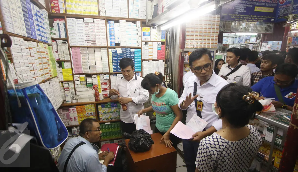 Petugas BPOM bersama Polda Metro Jaya melakukan sidak di sejumlah apotek Pasar Pramuka, Jakarta Timur, Rabu (7/9). Saat razia petugas meminta ditunjukkan surat izin beroperasi dan daftar obat-obat yang dijual. (Liputan6.com/Immanuel Antonius)