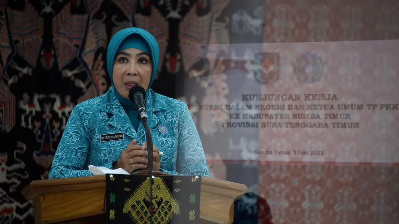 Ketua Umum TP PKK Salurkan Bantuan bagi Pengrajin dan Masyarakat Terdampak Bencana di Sumba