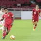 Pemain Timnas Indonesia U-22, Jeam Kelly Sroyer (tengah), mendapatkan penjagaan ketat dari pemain Timnas Lebanon U-22, dalam pertandingan uji coba yang berlangsung di Stadion Utama Gelora Bung Karno (SUGBK), Jakarta, Jumat (14/4/2023). (Bola.com/Abdul Aziz)