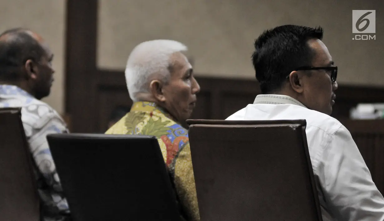 Menpora Imam Nahrawi (kanan) saat menjadi saksi di Pengadilan Tipikor, Jakarta, Senin (29/4/2019). Menpora menjadi saksi atas terdakwa Sekjen KONI Ending Fuad Hamidy. (merdeka.com/Iqbal Nugroho)
