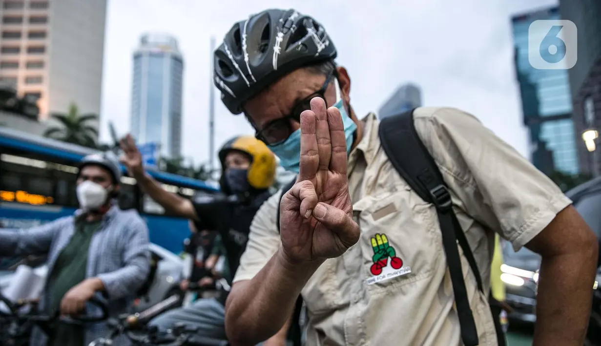 Peserta bersepeda saat melakukan aksi unjuk rasa bertajuk "‘Gowes for Democracy #SaveMyanmar" di kawasan Bundaran HI, Jakarta, Sabtu (17/4/2021). Aksi tersebut sebagai bentuk mengecam kudeta ilegal dan menuntut agar militer Myanmar (Tatmadaw) segera mengakhiri kekerasan. (Liputan6.com/Faizal Fanani)