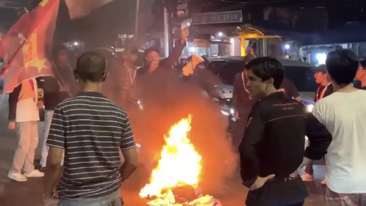 Demonstran bakar ban di Pancoran