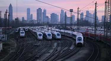 Kereta ICE berkecepatan tinggi berhenti di stasiun utama Frankfurt, Jerman, pada 10 Januari 2024. (Kirill KUDRYAVTSEV/AFP)