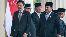 Presiden Prabowo Subianto menyambut kedatangan Perdana Menteri (PM) Singapura Lawrence Wong di Istana Merdeka, Jakarta, Senin (6/7/2026). (AFP/ Yasuyoshi Chiba)