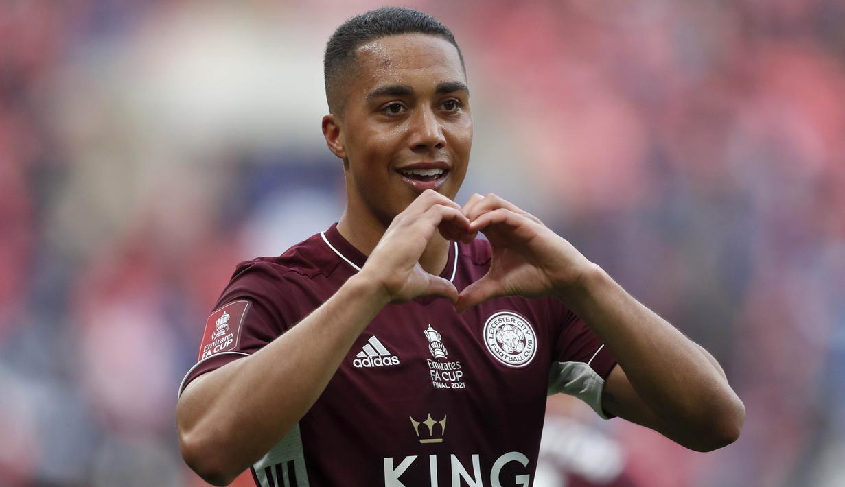 Pemain Leicester City, Youri Tielemans, melakukan selebrasi usai mencetak gol ke gawang Chelsea pada laga final Piala FA di Stadion Wembley, Sabtu (15/5/2021). The Foxes menang dengan skor 1-0. (Matt Childs/Pool via AP)