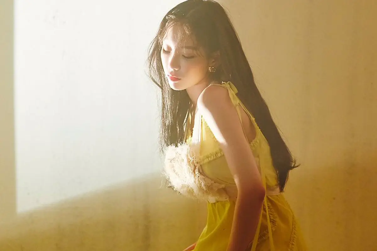 [Bintang] Dikelilingi Bunga, Taeyeon Tampil Cantik di MV Make Me Love You