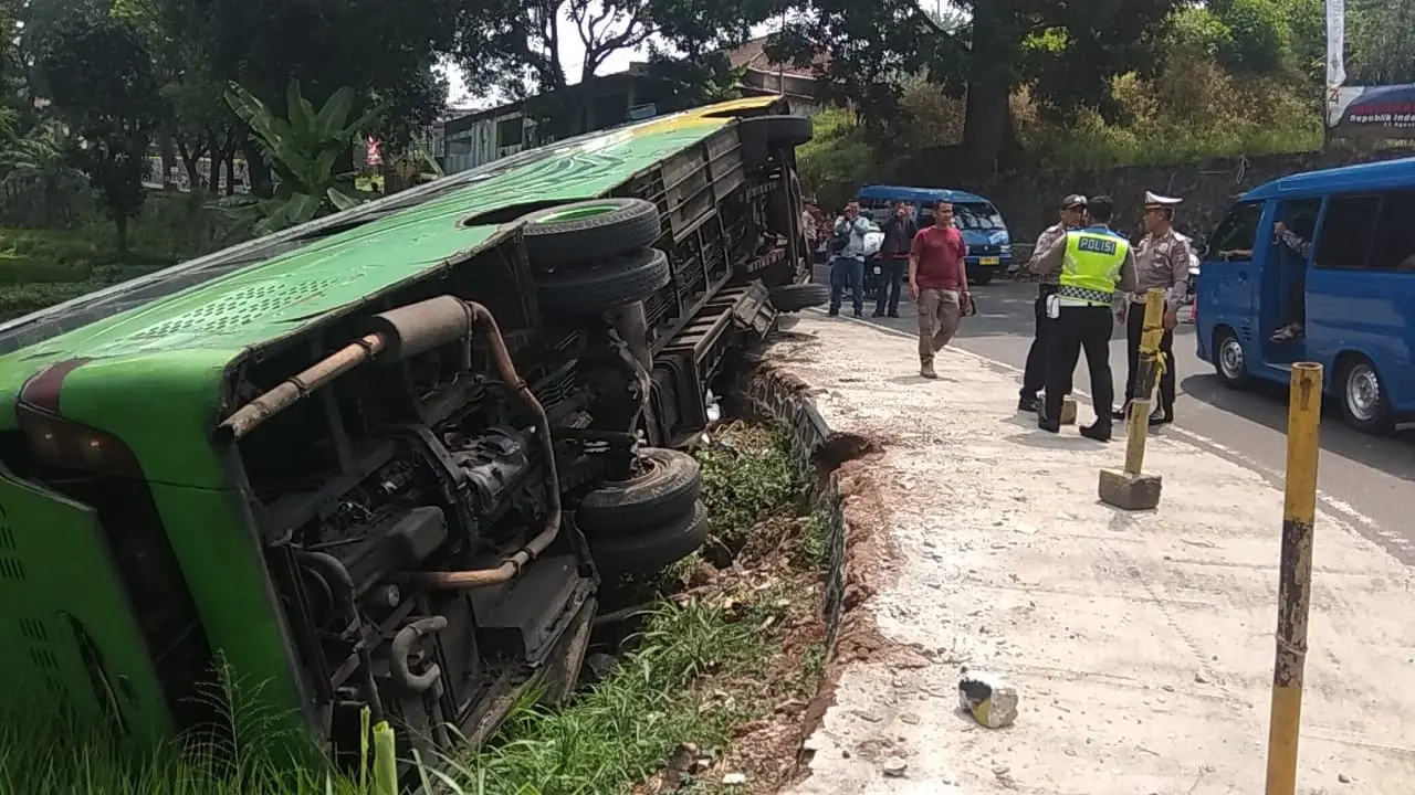 Bus terguling