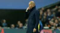 Pelatih Real Madrid, Zinedine Zidane bereaksi melihat permainan tim asuhannya melawan Tottenham Hotspur pada matchday keempat Grup H Liga Champions di Stadion Wembley, Rabu (1/11). Madrid menelan kekalahan 1-3 dari Tottenham Hotspur. (AP/Tim Ireland)