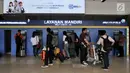 Calon penumpang saat mencetak tiket pesawat di Bandara Halim Perdanakusuma, Jakarta, Rabu (13/2). Jumlah penumpang di jalur penerbangan domestik Bandara Halim menurun sebesar  18,38 persen sejak kenaikan harga tiket pesawat. (Merdeka.com/Iqbal S Nugroho)