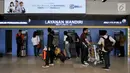 Calon penumpang saat mencetak tiket pesawat di Bandara Halim Perdanakusuma, Jakarta, Rabu (13/2). Jumlah penumpang di jalur penerbangan domestik Bandara Halim menurun sebesar  18,38 persen sejak kenaikan harga tiket pesawat. (Merdeka.com/Iqbal S Nugroho)