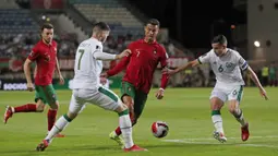 Pemain Portugal Cristiano Ronaldo (tengah) menggiring bola saat melawan Irlandia pada pertandingan kualifikasi grup A Piala Dunia 2022 di Stadion Algarve, luar Faro, Portugal, Rabu (1/9/2021). Ronaldo mencetak dua gol saat Portugal menang 2-1. (AP Photo/Armando Franca)