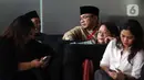 KPK juga menyampaikan sedang berkomunikasi dengan Badan Pemeriksa Keuangan (BPK) RI untuk menghitung kerugian negara. Tampak dalam foto, mantan Menteri Agama, Yaqut Cholil Qoumas (kanan belakang) saat tiba untuk menjalani pemeriksaan di Gedung Merah Putih Komisi Pemberantasan Korupsi (KPK), Selasa (16/12/2025). (Liputan6.com/Helmi Fithriansyah)
