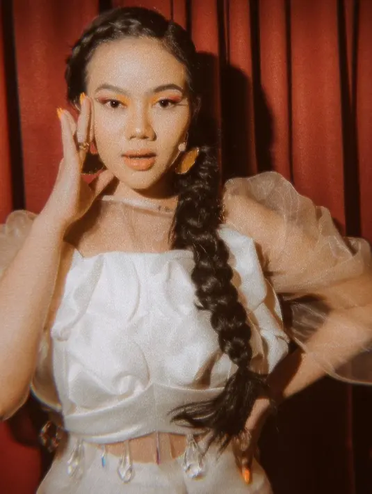 "Au merasa kadang kita merasakan resah, gelisah, banyak pertanyaan, kita ke depan gimana ya, menyesali yang ada di masa lalu dan hal-hal yang membuat kita jadi nggak tenang," ungkap Yura. (Instagram/yurayunita)