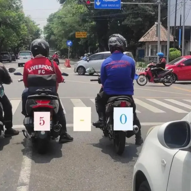 6 Potret Bahagia Suporter Liverpool Sindir MU Ini Bikin Ngakak
