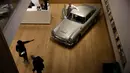 Seorang staf berpose dengan Aston Martin DB5 yang digunakan dalam film James Bond GoldenEye tahun 1995 rumah lelang Bonham, London, Selasa (19/6). Mobil itu diperkirakan harganya mencapai 1,6 juta pound sterling atau sekitar Rp30 miliar. (AP/Matt Dunham)