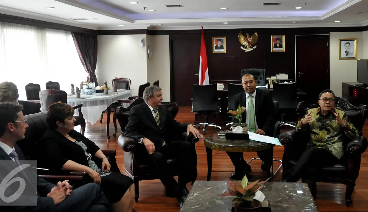 Ketua MPR Zulkifli Hasan (kanan) berbincang dengan Senator Australia Barat Chris Back (kiri) di Kompleks Parlemen, Jakarta, Senin (28/9/2015). Pertemuan untuk menjalin kerjasama antar parlemen kedua negara. (Liputan6.com/Johan Tallo)