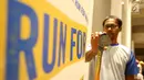 Pelari Jelajah Timur, Candra Nugraha menunjukkan medali dalam acara media briefing di Jakarta, Senin (30/9/2019). Jelajah Timur - Run for Equality adalah charity run untuk membantu pengadaan akses air bersih dan mendorong kesetaraan anak perempuan di Nusa Tenggara Timur. (Liputan6.com/Fery Pradolo)