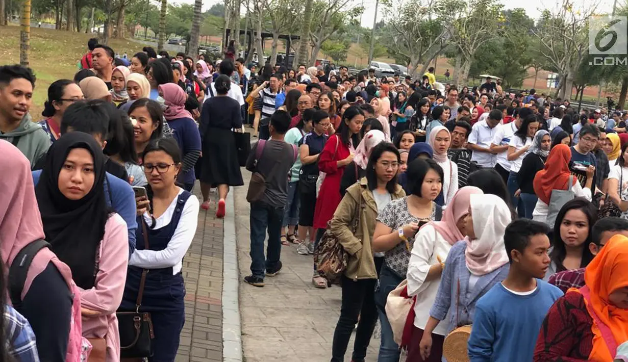Penonton mengantre saat akan menyaksikan konser "Westlife-The Twenty Tour 2019" di ICE BSD, Tangerang, Banten, Selasa (6/8/2019). Konser ini akan berlangsung pada tanggal 6 dan 7 Agustus 2019. (Liputan6.com/Fery Pradolo)