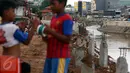Suasana di Kelurahan Bukit Duri, Jakarta, Sabtu (7/1). Meski warga Kelurahan Bukit Duri memenangkan gugatan di PTUN Jaksel, proyek normalisasi di sepanjang sungai Ciliwung yang melintasi kawasan tersebut tetap dilanjutkan. (Liputan6.com/Johan Tallo)