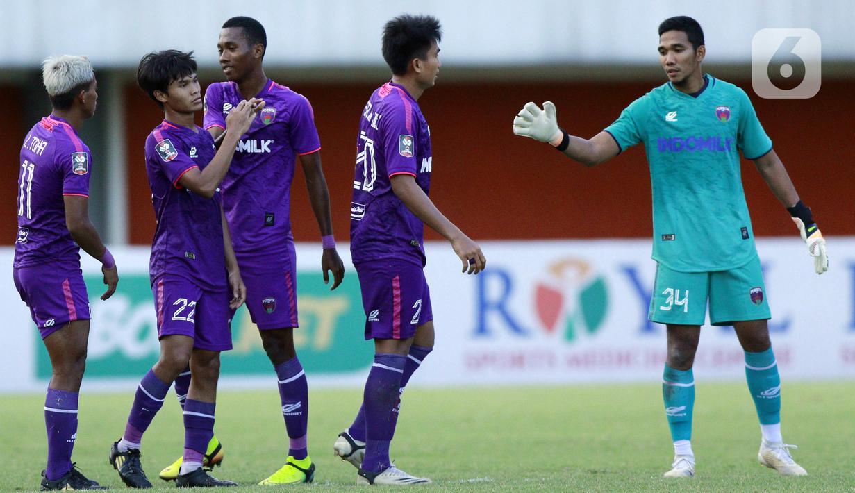 Pemain Persita Tangerang usai laga melawan Bali United pada laga Piala Menpora 2021 di Stadion Maguwoharjo, Sleman, Jumat (2/4/2021). Laga berakhir imbang 1-1. (Bola.com/M Iqbal Ichsan)
