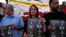 Kecaman terus mengalir dari Perserikatan Bangsa-Bangsa (PBB), Uni Eropa, dan sejumlah organisasi media Hak Asasi Manusia (HAM) pada Senin 11 Agustus 2025, setelah serangan Israel membunuh jurnalis Al Jazeera di Gaza. Tampak dalam foto, para jurnalis memegang poster yang menampilkan rekan-rekan mereka dari Palestina yang tewas dalam serangan udara Israel di Jalur Gaza, selama demonstrasi di kota Ramallah, Tepi Barat, pada Senin 11 Agustus 2025. (AP Photo/Nasser Nasser)