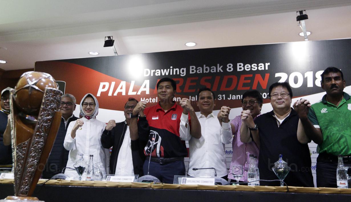 Sejumlah perwakilan klub saat menghadiri drawing babak 8 besar Piala Presiden 2018 di Hotel Sultan, Jakarta, Rabu (31/1/2018). Pertandingan di fase 8 besar akan digelar di Stadion Manahan, Solo, 3 dan 4 Februari 2018. (Bola.com/M Iqbal Ichsan)