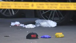 Perban bernoda darah dan selongsong peluru tergeletak di luar toko pakaian Marathon Clothing milik rapper Nipsey Husle di Los Angeles, Minggu (31/3). Nipsey Husle tewas setelah mendapatkan tembakan sebanyak enam kali dan ada dua orang yang dikabarkan terluka dalam kejadian itu. (Mark RALSTON/AFP)