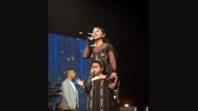 Istri almarhum Glenn Fredly, Mutia Ayu dan sang anak Gewa Atlana Syamayim turut hadir memeriahkan konser Glenn Fredly: 25 Years of Music yang diselenggarakan pada Sabtu 24 Juni 2023 di Beach City International Stadium, Ancol, Jakarta.