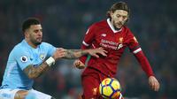 Pemain Liverpool, Adam Lallana berebut bola dengan pemain Manchester City, Kyle Walker pada pekan ke-23 Premier League 2017-2018 di Anfield Stadium, Minggu (14/1). Liverpool memberikan kekalahan pertama bagi Manchester City 4-3. (AP/Dave Thompson)