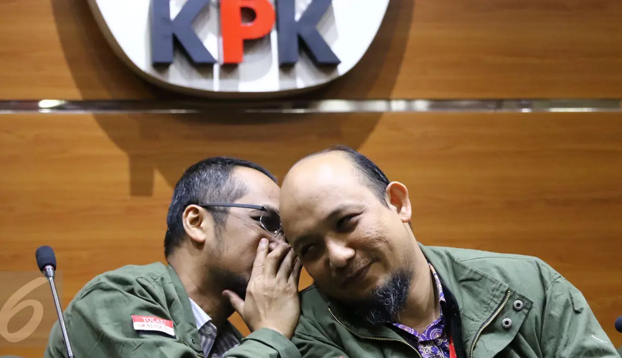 Abraham Samad berbincang dengan Kepala Wadah Pegawai KPK, Novel Baswedan saat memberi keterangan pers usai melakukan diskusi internal bersama para pegawai KPK di gedung KPK, Jakarta, Kamis (30/3). (Liputan6.com/Helmi Afandi)