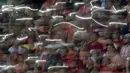 The Jakmania menyalakan lampu handphone saat timnya Persija Jakarta melawan Bhayangkara FC pada lanjutan Liga 1 2017 di Stadion Patriot Bekasi, Sabtu (12/11/2017). Bhayangkara kalah dari Persija 1-2. (Bola.com/Nicklas Hanoatubun)