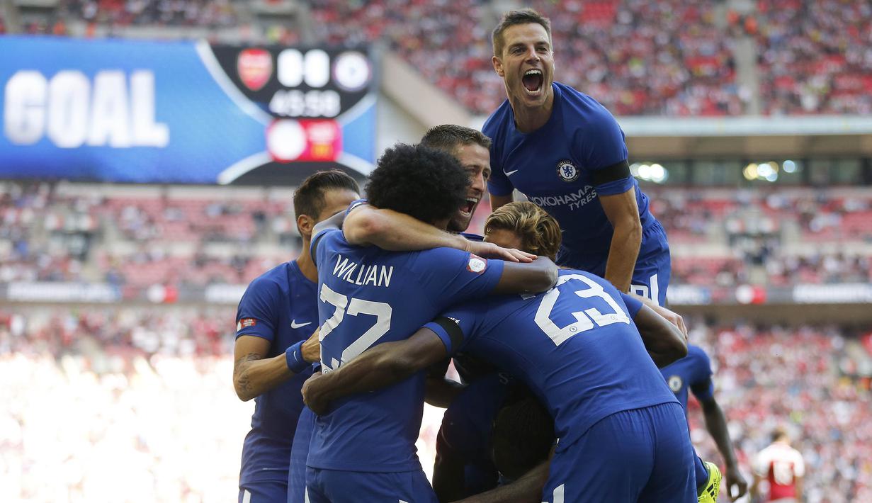 Para pemain Chelsea merayakan gol yang dicetak Victor Moses ke gawang Arsenal  pada laga Community Shield di Stadion Wembley, London, Minggu (6/8/2017). Arsenal berhasil menang 4-1 melalui adu penalti atas Chelsea. (AP/Frank Augstein)
