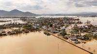 Foto udara menunjukkan banjir yang melanda permukiman warga setelah topan Bualoi melewati komune Lam Thanh di Provinsi Nghe An, Vietnam pada 30 September 2025. (Phan Duy/AFP)