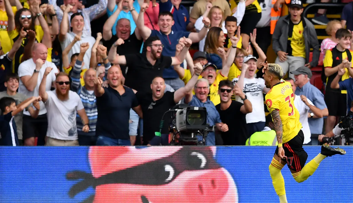 Gelandang Watford, Roberto Pereyra, merayakan gol yang dicetaknya ke gawang Arsenal pada laga Premier League 2019/20 di Stadion Vicarage Road, Watford, Minggu (15/9). Kedua klub bermain imbang 2-2. (AFP/Ben Stansall)
