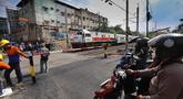 Suasana perlintasan sebidang di Jalan Ampera, dekat Stasiun Bekasi Timur, Bekasi, Jawa Barat. PT Kereta Api Indonesia (KAI) Daop 1 Jakarta telah memasang palang pintu di perlintasan sebidang Jalan Ampera, dekat Stasiun Bekasi Timur, Bekasi, Jawa Barat. (Kapanlagi.com/Budy Santoso)