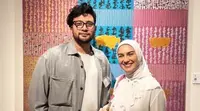 Irish Bella menemani sang suami Ammar Zoni yang kembali bekerja setelah tujuh bulan mendekam di penjara akibat penyalahgunaan narkoba. Momen tersebut kabar yang beredar belakangan ini. Berikut potret Irish Bella menami suaminya bekerja. [Instagram/calistamarshanda]